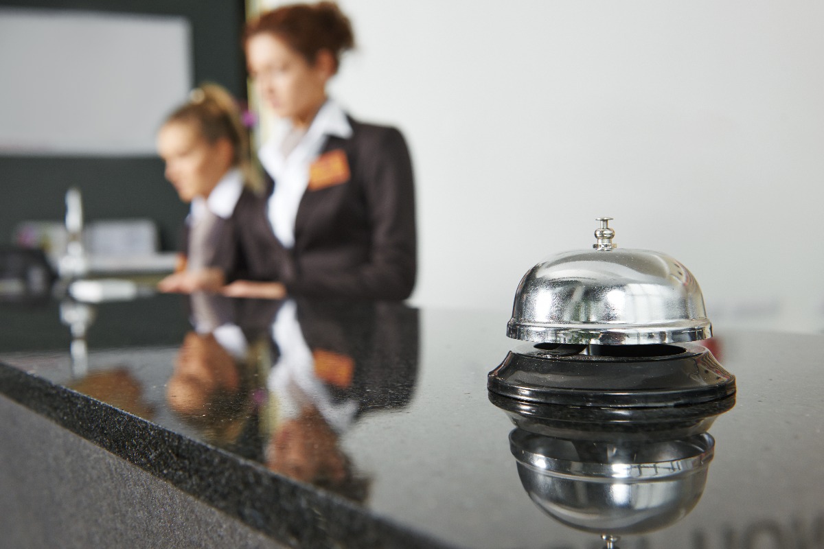 Zwei Frauen am Empfang in einem Hotel in Frankfurt