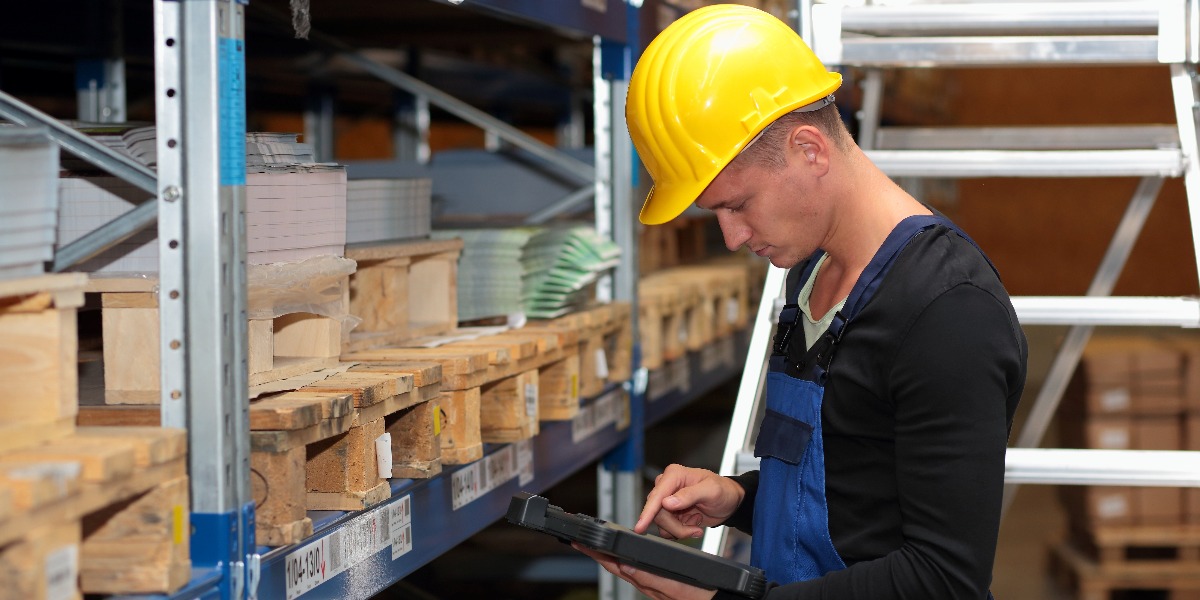 Lager logistik kommissionieren mit tablet jpg